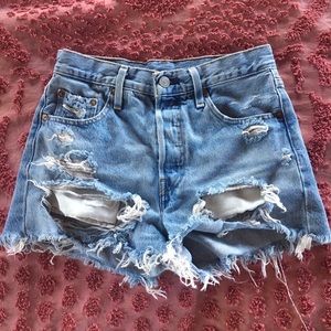 Lightwash Levi shorts